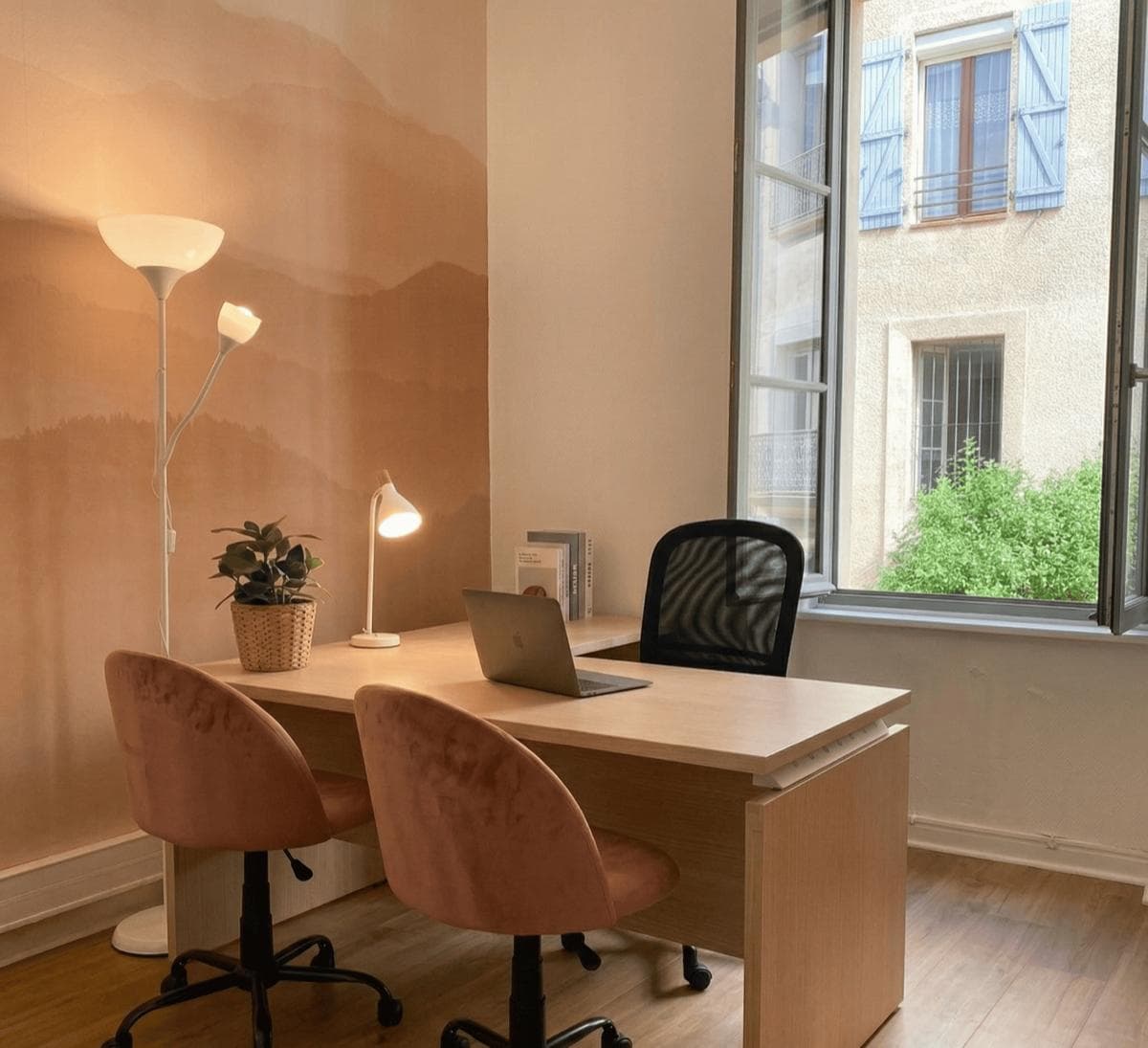 Bureau privatif Le Forum aux Barques Narbonne, espace modulable pour duo confortable ou trio