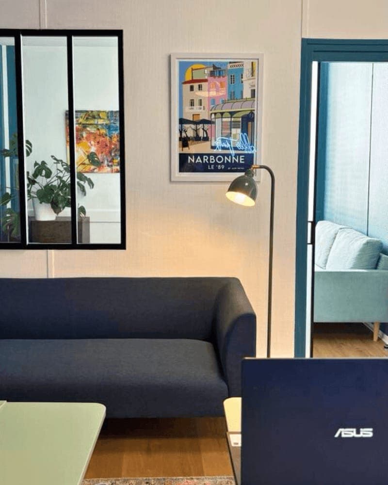 Espace de coworking en open space à Narbonne, postes de travail partagés